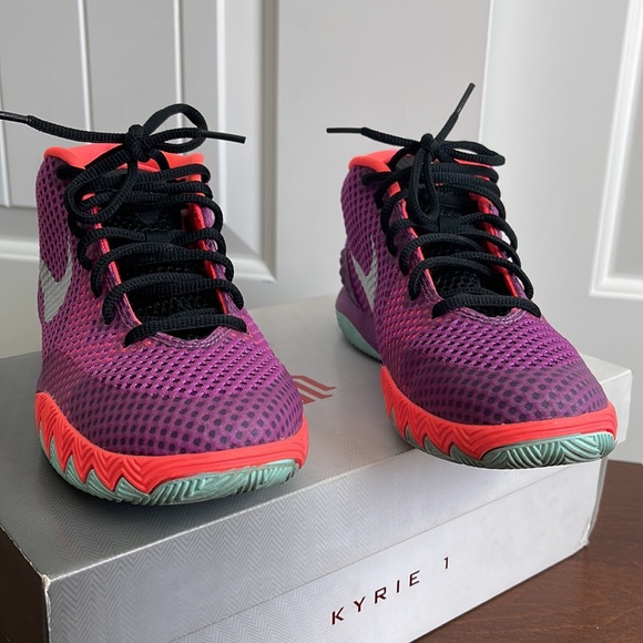 Kyrie Irving 1  'Easter' Edition - Picture 5 of 16